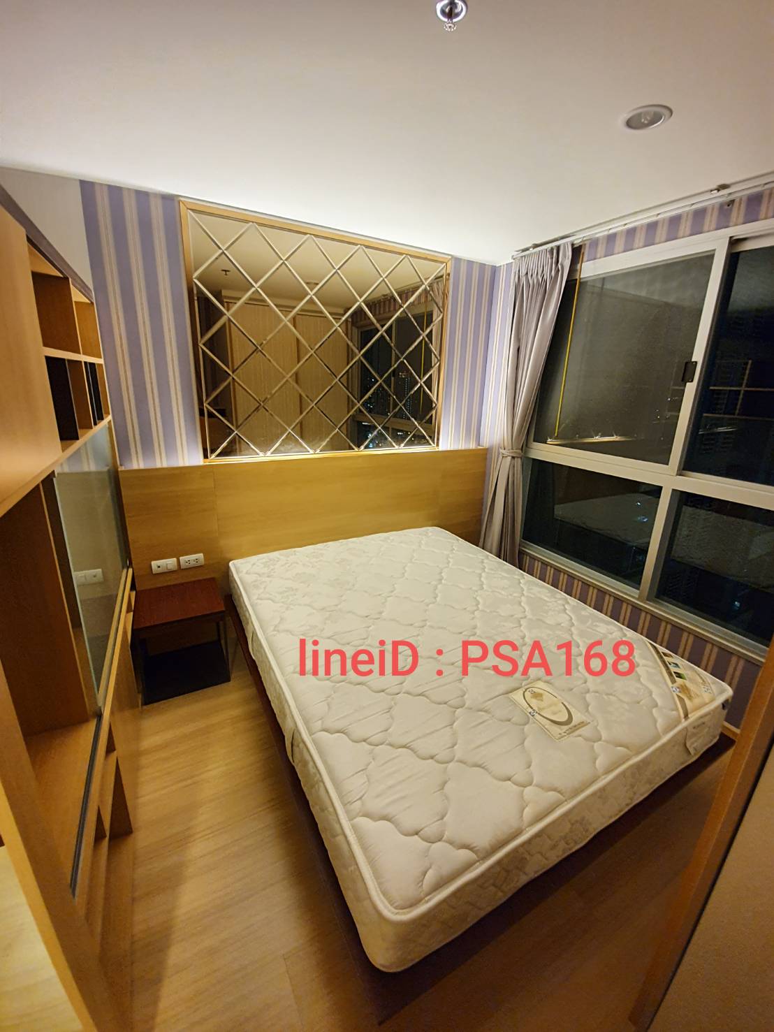 ติดตั้งกระจกเงาตกแต่งลายข้าวหลามตัดกรอบสแตนเลสและกระจกพิ้งค์โกล