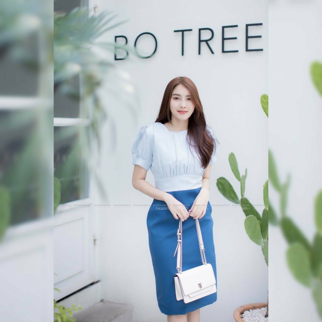 ชุดเดรสตัวกระโปรงผ่าหลัง