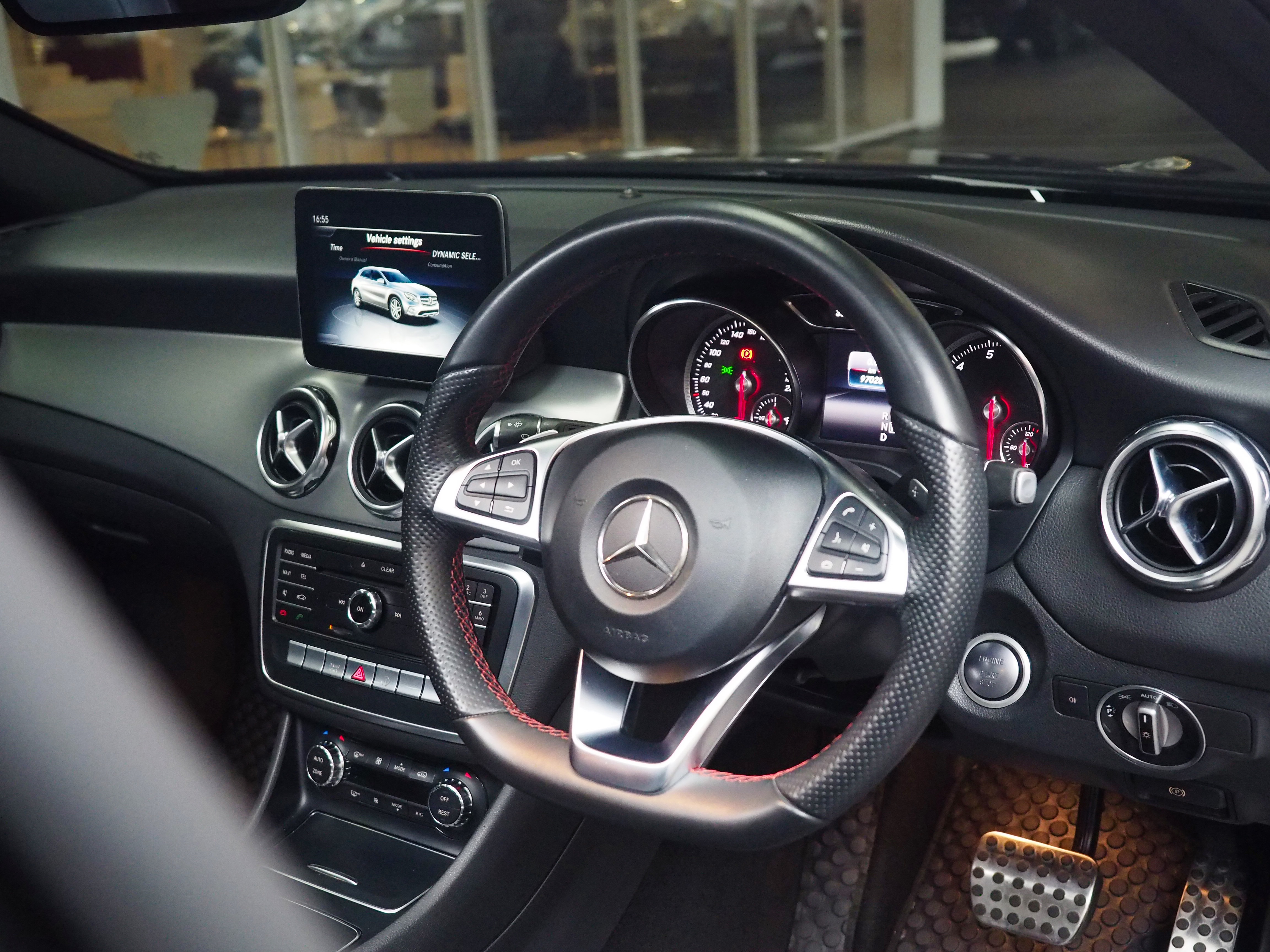 จองแล้ว GLA250 AMG Dynamic W156