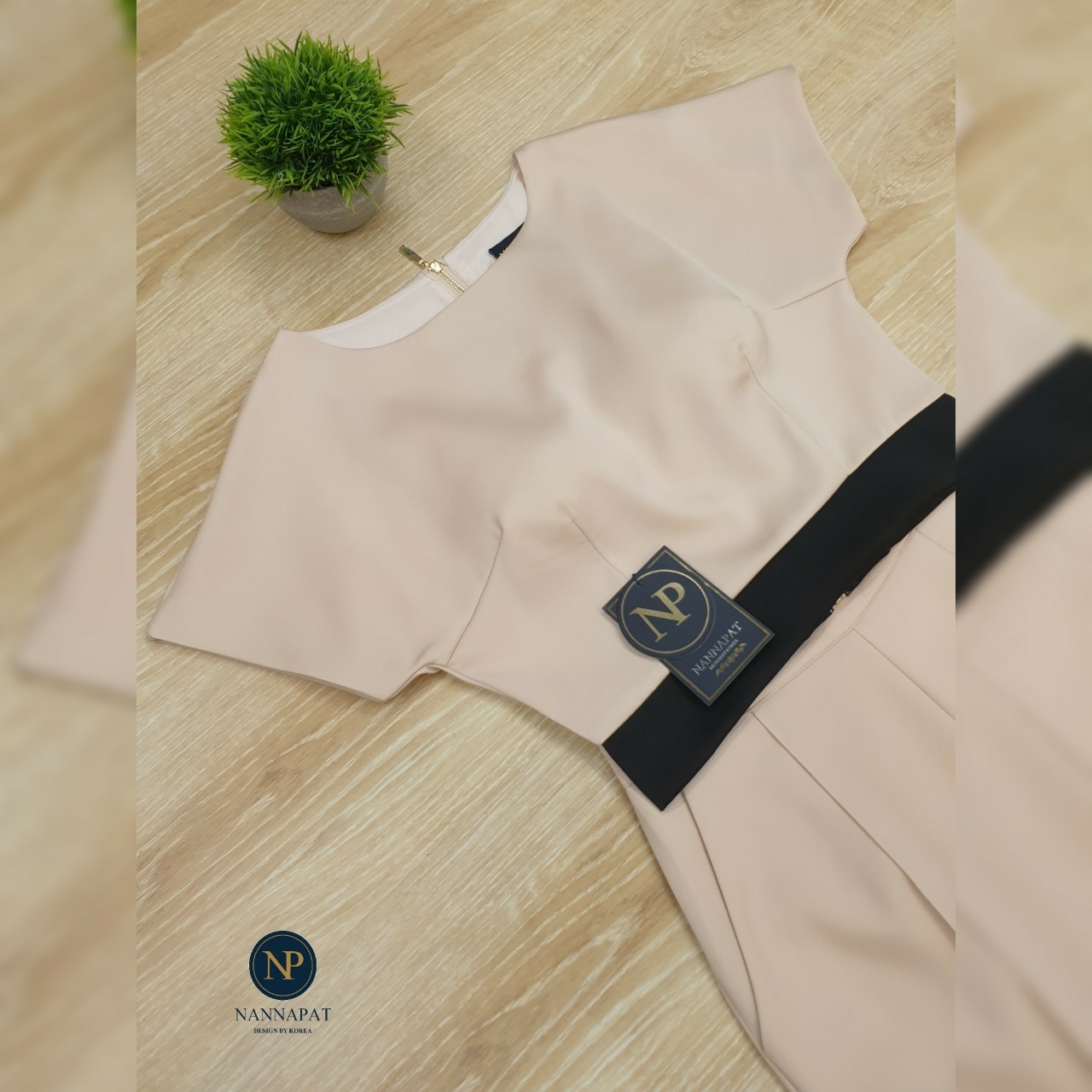 เสื้อซิปหลัง ตัดขอบเอวดำ