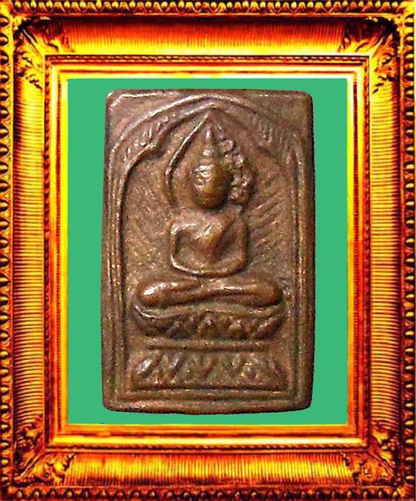 พระสี่เหลี่ยมประภามณฑลข้างรัศมีเบ้าแตก องค์ที่ 2