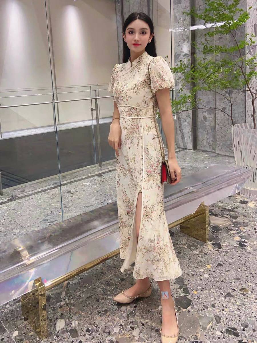 กี่เพ้าลูกไม้ปักดิ้นทองลายดอกไม้