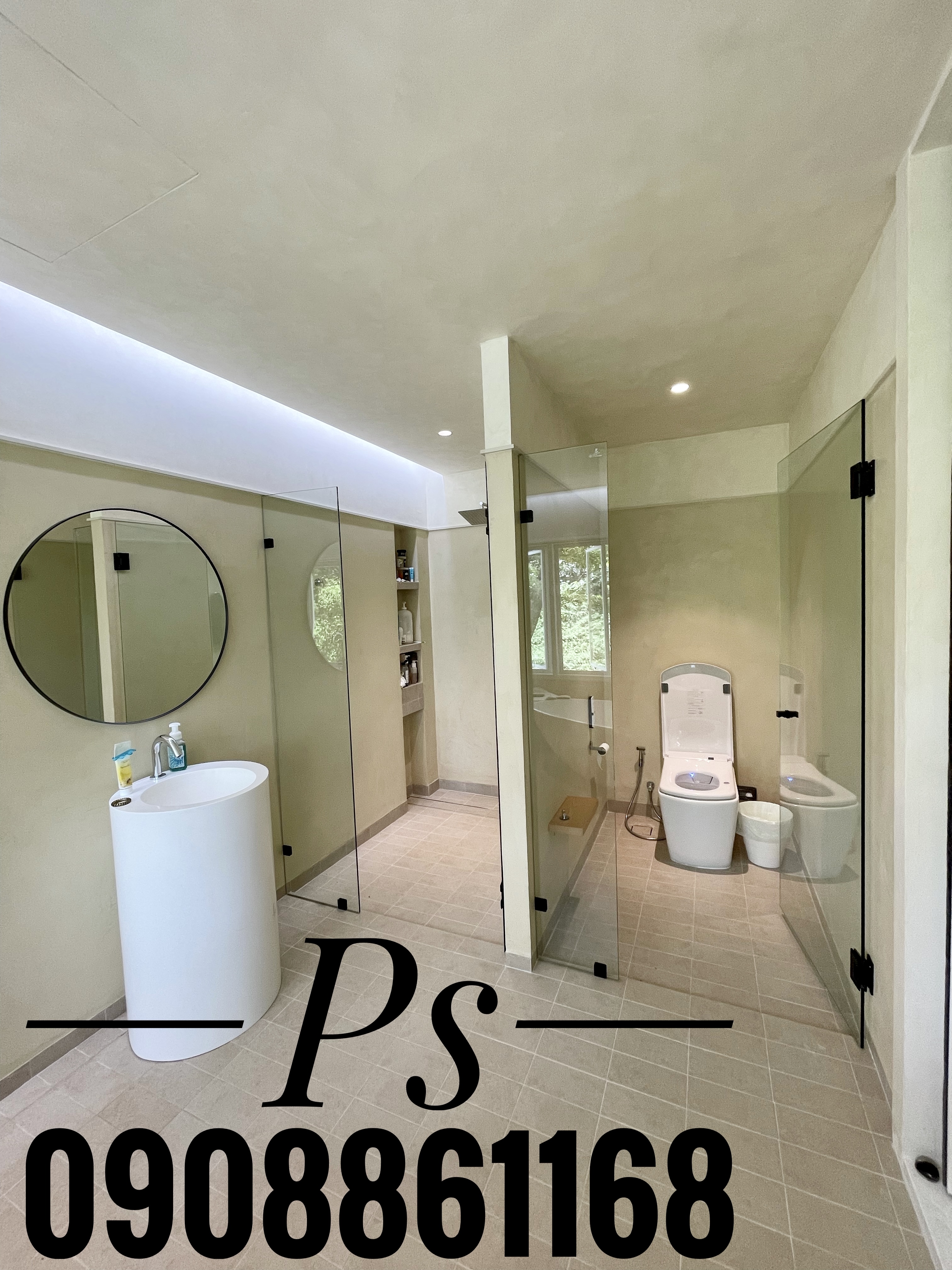 กั้นแบ่งส่วนเปียกแห้งในห้องน้ำด้วยกระจกเทมเปอร์อุปกรณ์และมือจับสีดำ