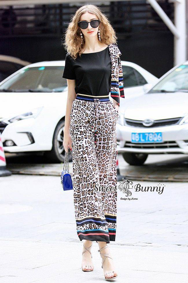 เสื้อยืดคอปาดเล็กน้อยแขนสั้น