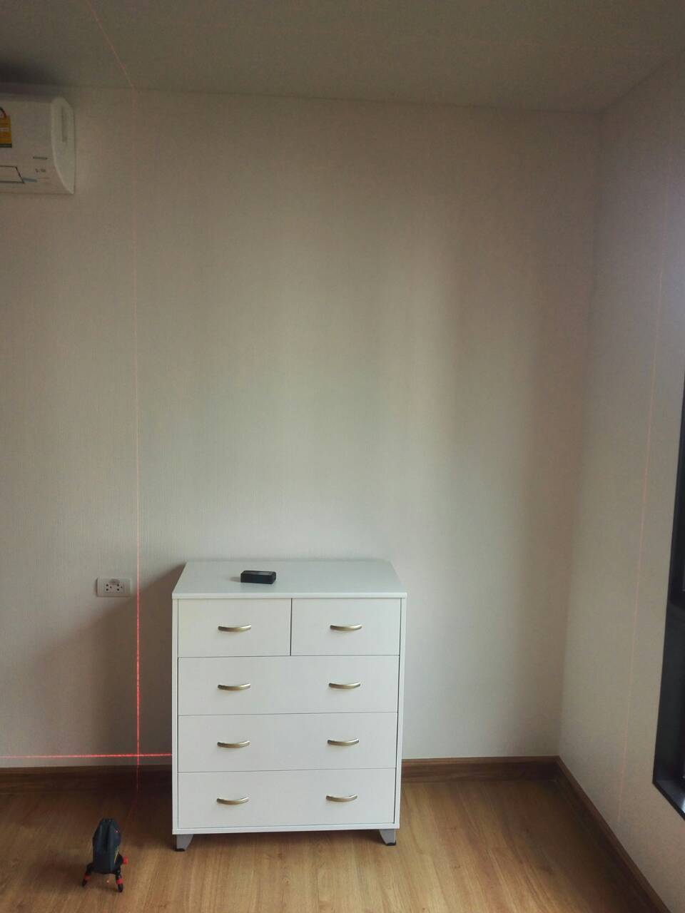 บิ้วท์อินตู้เสื้อผ้าคอนโดศุภาลัยคิ้วท์ด้วยอลูมิเนียมสีขาวกระจกฝ้าตัดกับลูกฟูกสีขาว