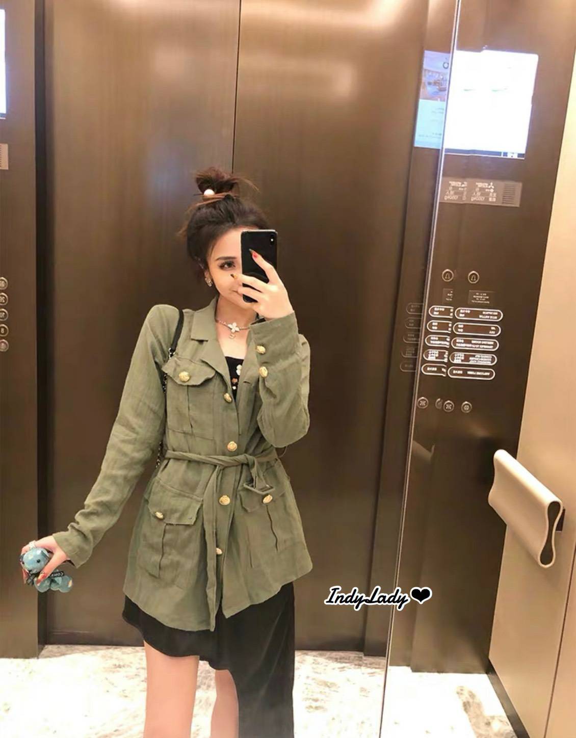 เสื้อเชิ้ต คอปก แต่งกระดุมทอง