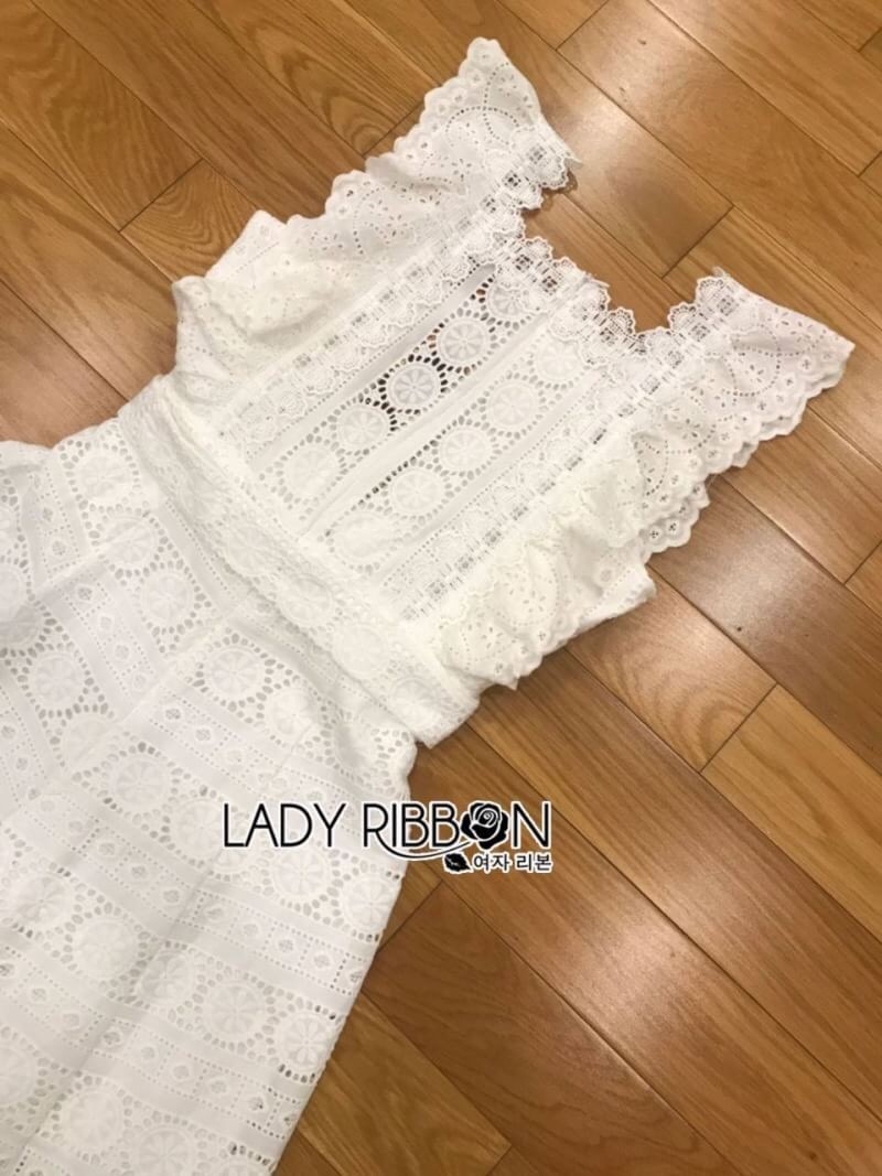 Jumpsuit with Ribbon จัมป์สูทขาสั้นทรงเอพรอนผ้าลูกไม้สีขาว