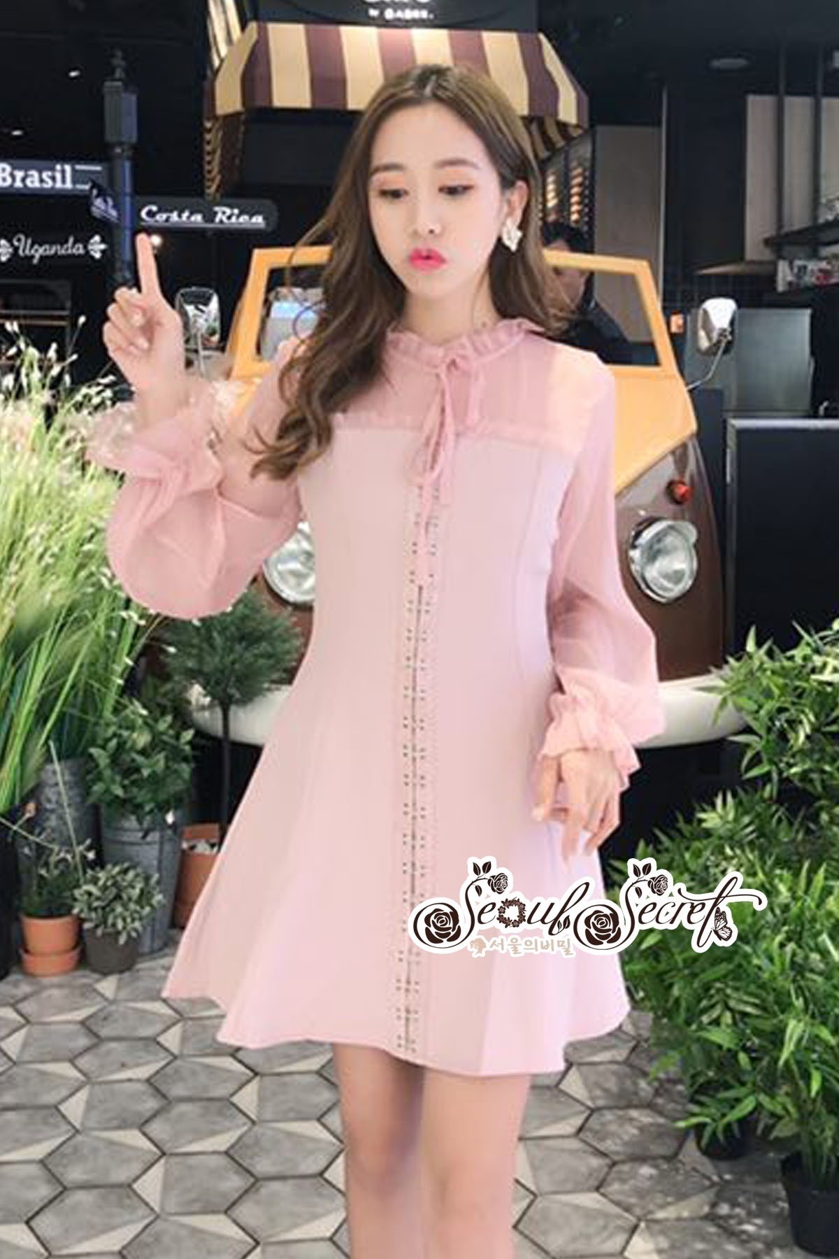 เดรสลุคสาวเกาหลี รุ่นนี้เป็นเดรสทรงคอตั้งจับจีบผ้าชีฟอง