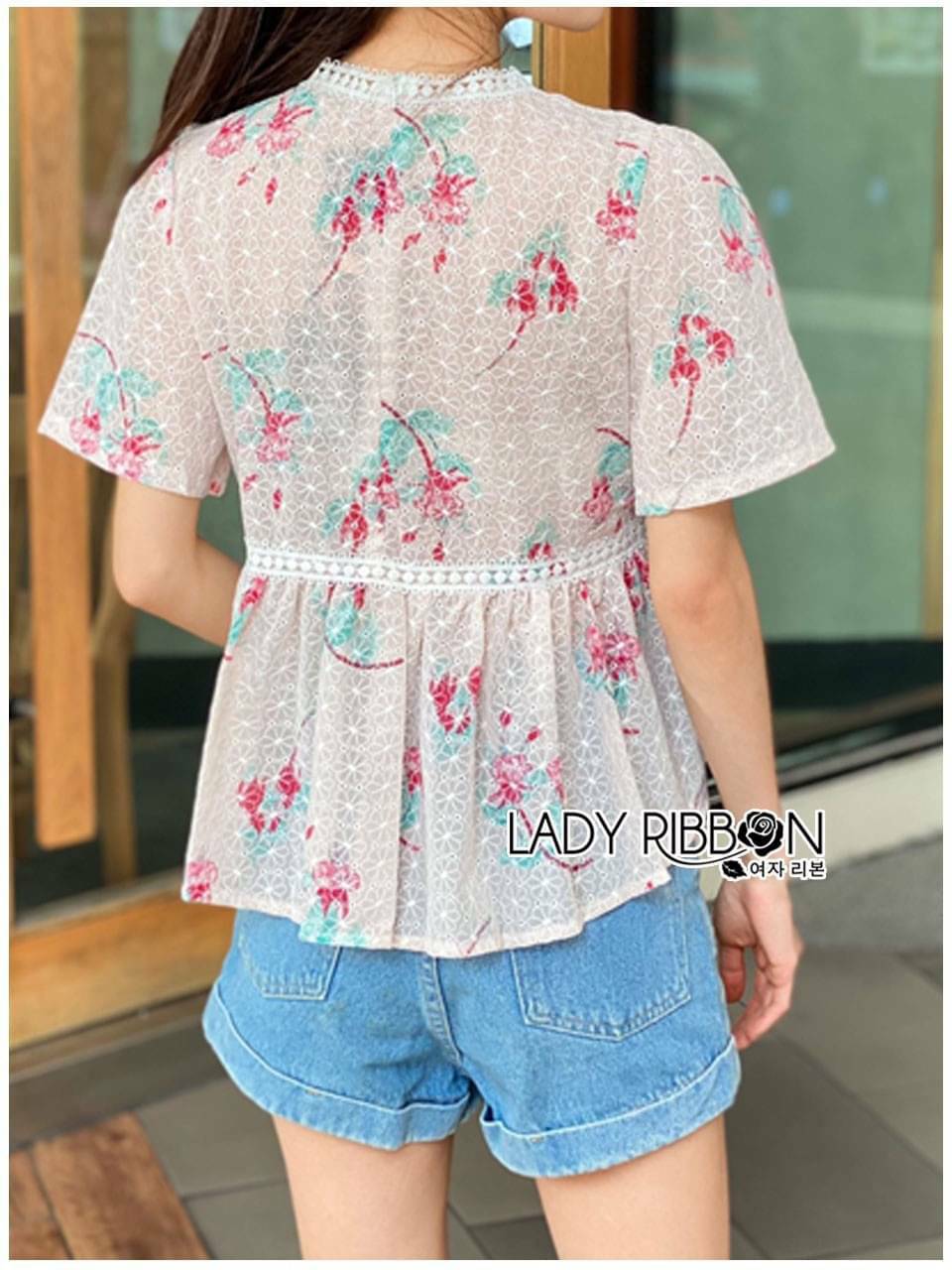เสื้อแฟชั่นตัวสั้น เนื้อผ้าลูกไม้ปักลายสวย