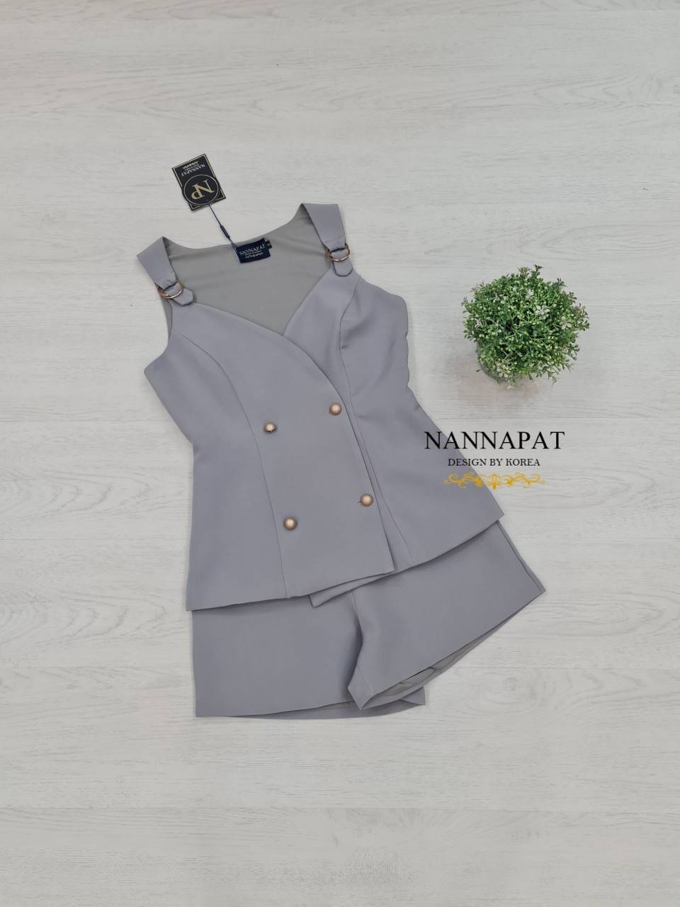 เสื้อกระดุมหน้า แต่งห่วงที่ไหล่