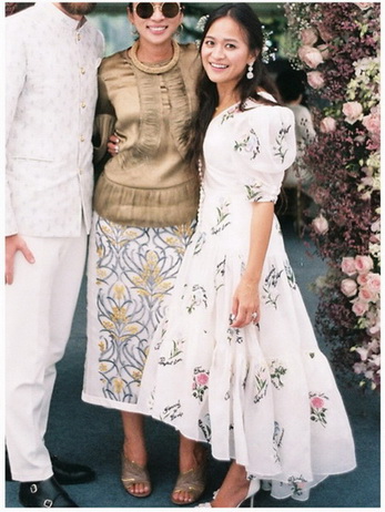 เดรสผ้าคอตตอนสีขาวปักลาย