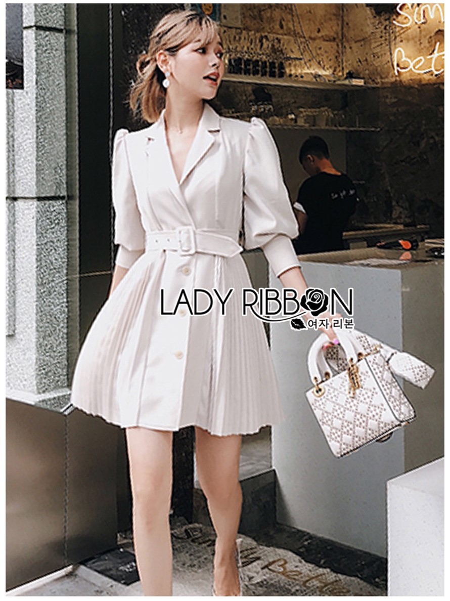 Dress เดรสทรงสูทสีเบจตกแต่งผ้าพลีต ลุคนี้เป็นแนวมินิมัล