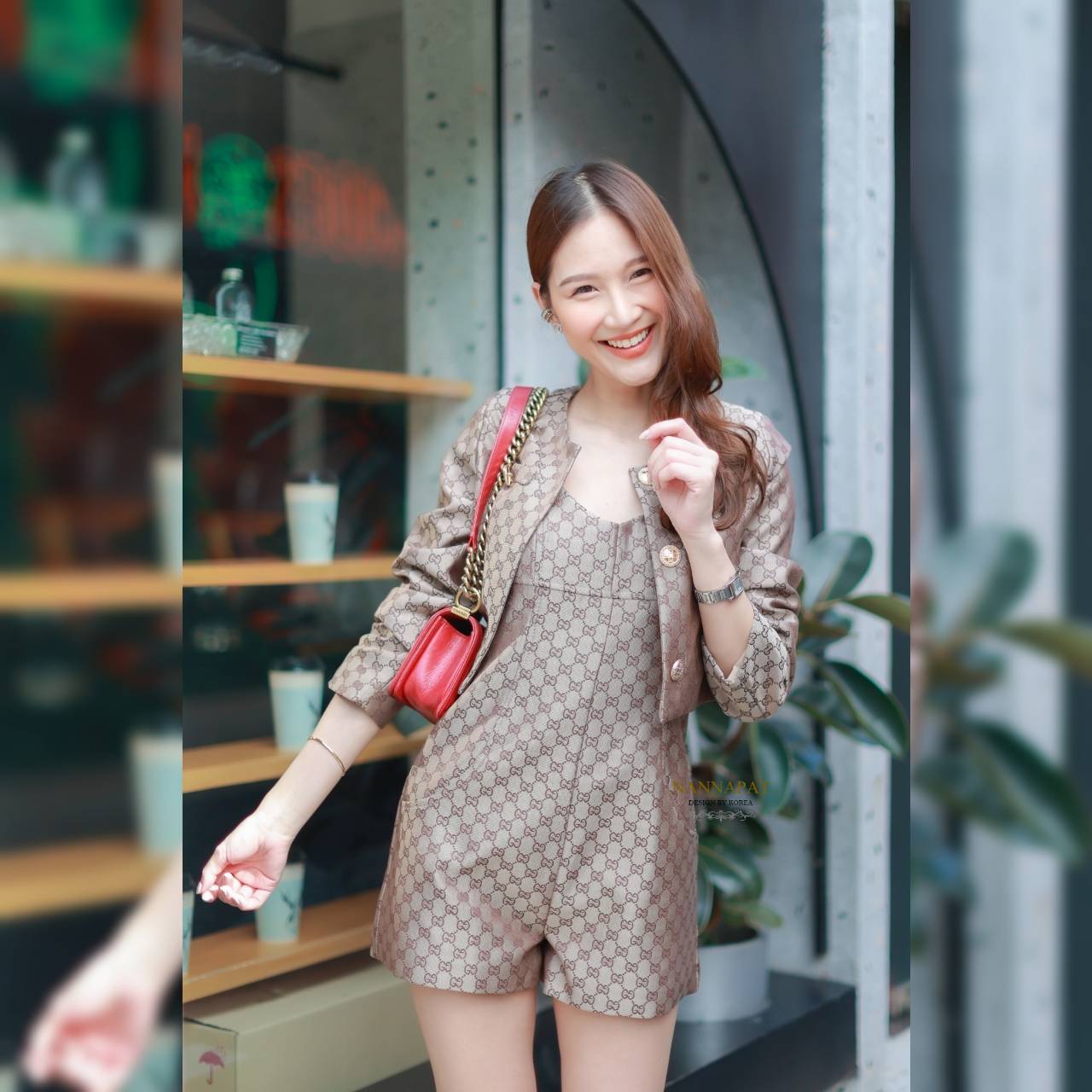 เสื้อคลุมกระดุมหน้าสีทองสวย จั้มซิปหลังสีน้ำตาล