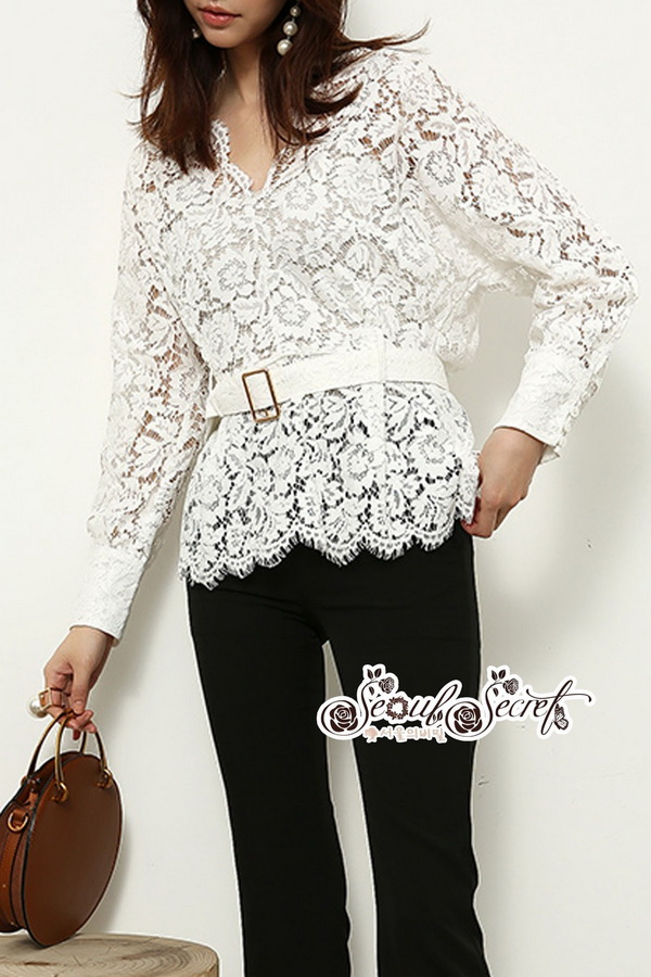 เสื้อลูกไม้ทรงคอวีลึกผ้าลูกไม้สีขาว