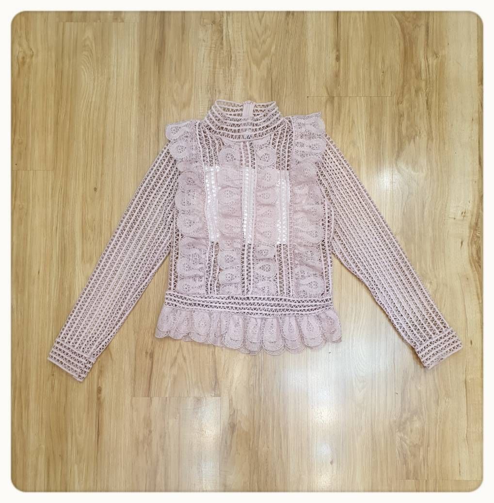 เสื้อทรงแขนยาวเอวเข้ารูป ชายเป็นผ้าลูกไม้ดอกระบาย