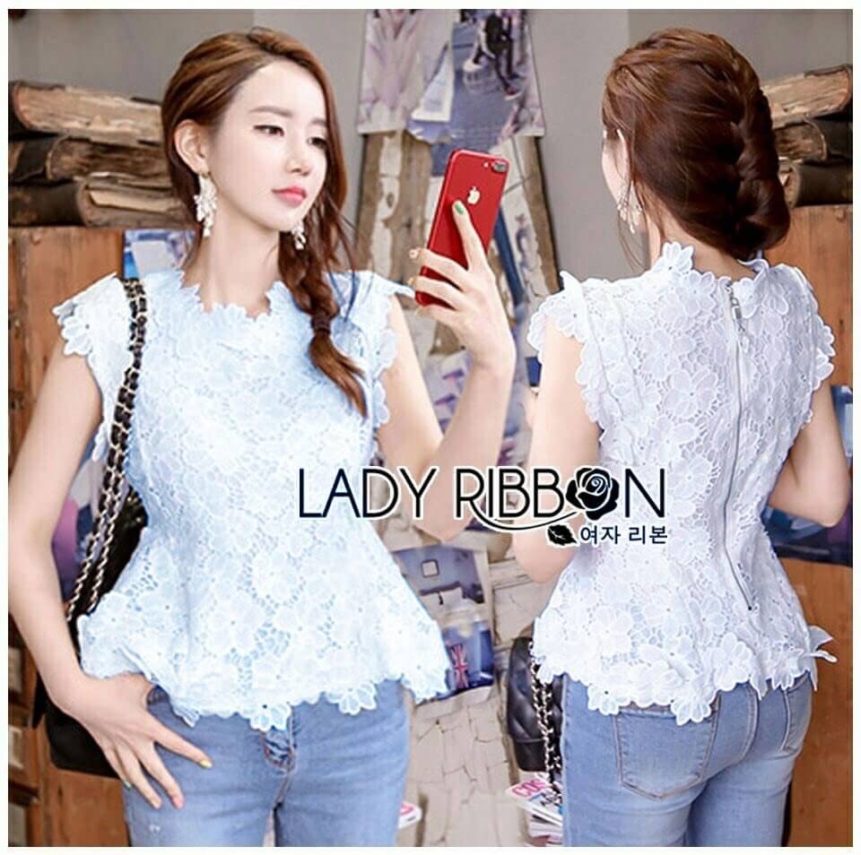 เสื้อแขนกุดคอสูงผ้าลูกไม้สีฟ้าตกแต่งชาย