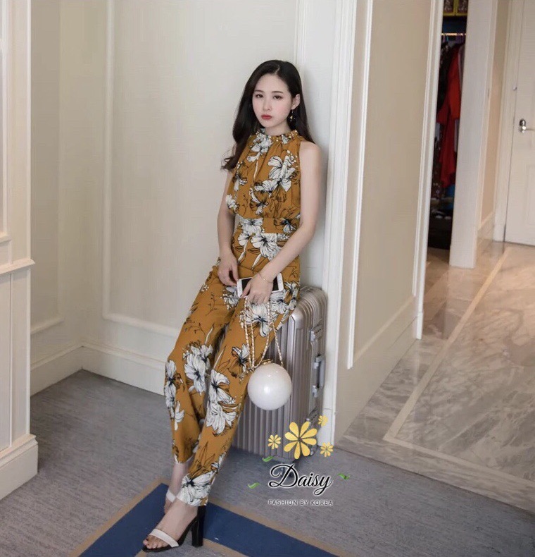 ชุดจั๊มสูทแบบแขนกุด