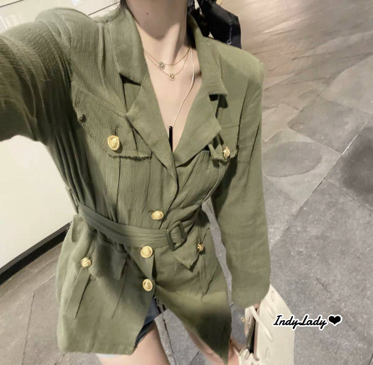 เสื้อเชิ้ต คอปก แต่งกระดุมทอง