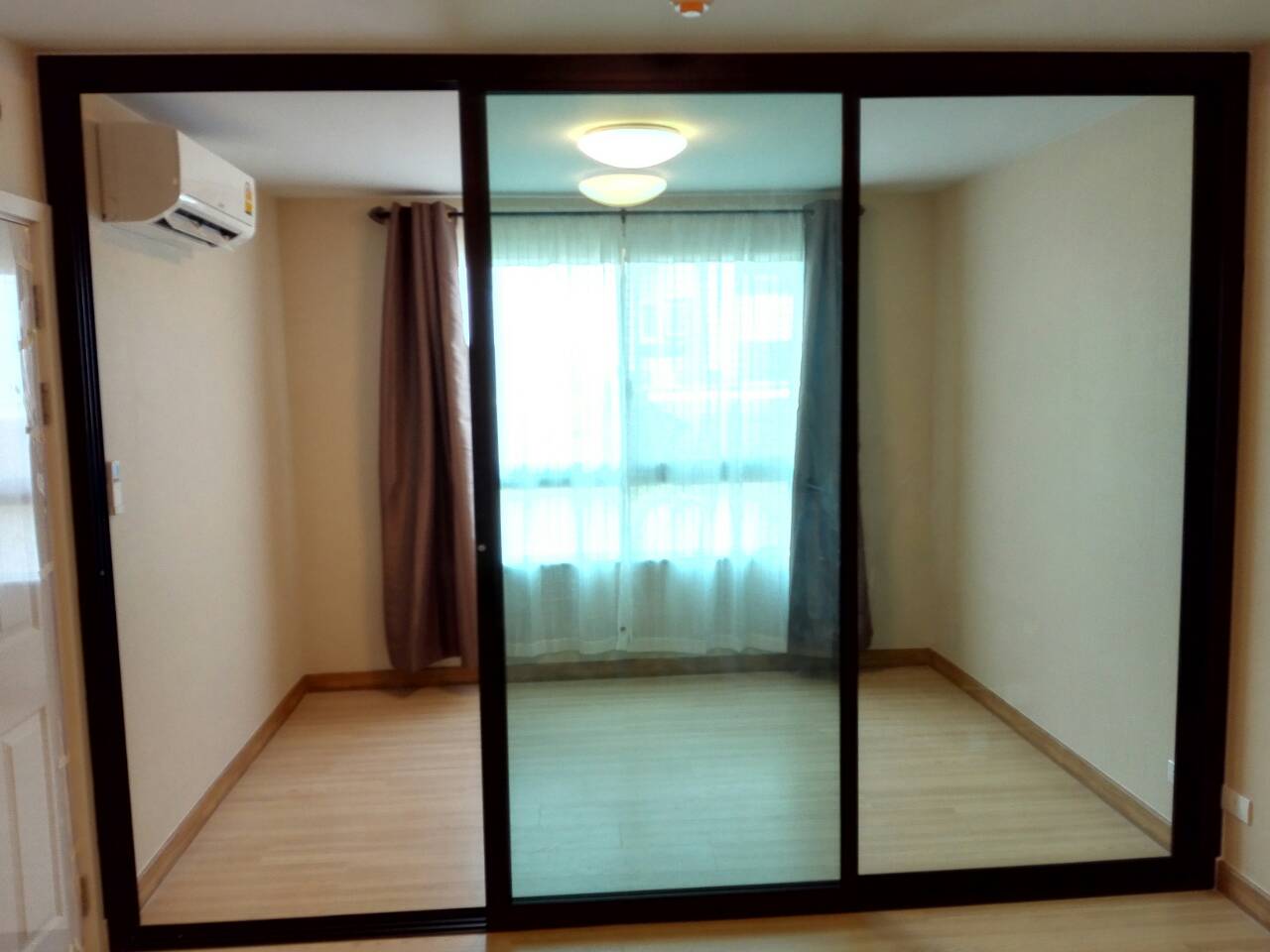 กั้นห้องนอนกับห้องนั่งเล่นสามบานอลูมิเนียมสีดำกระจกเขียวใสพลัมคอนโดพหลโยธิน89