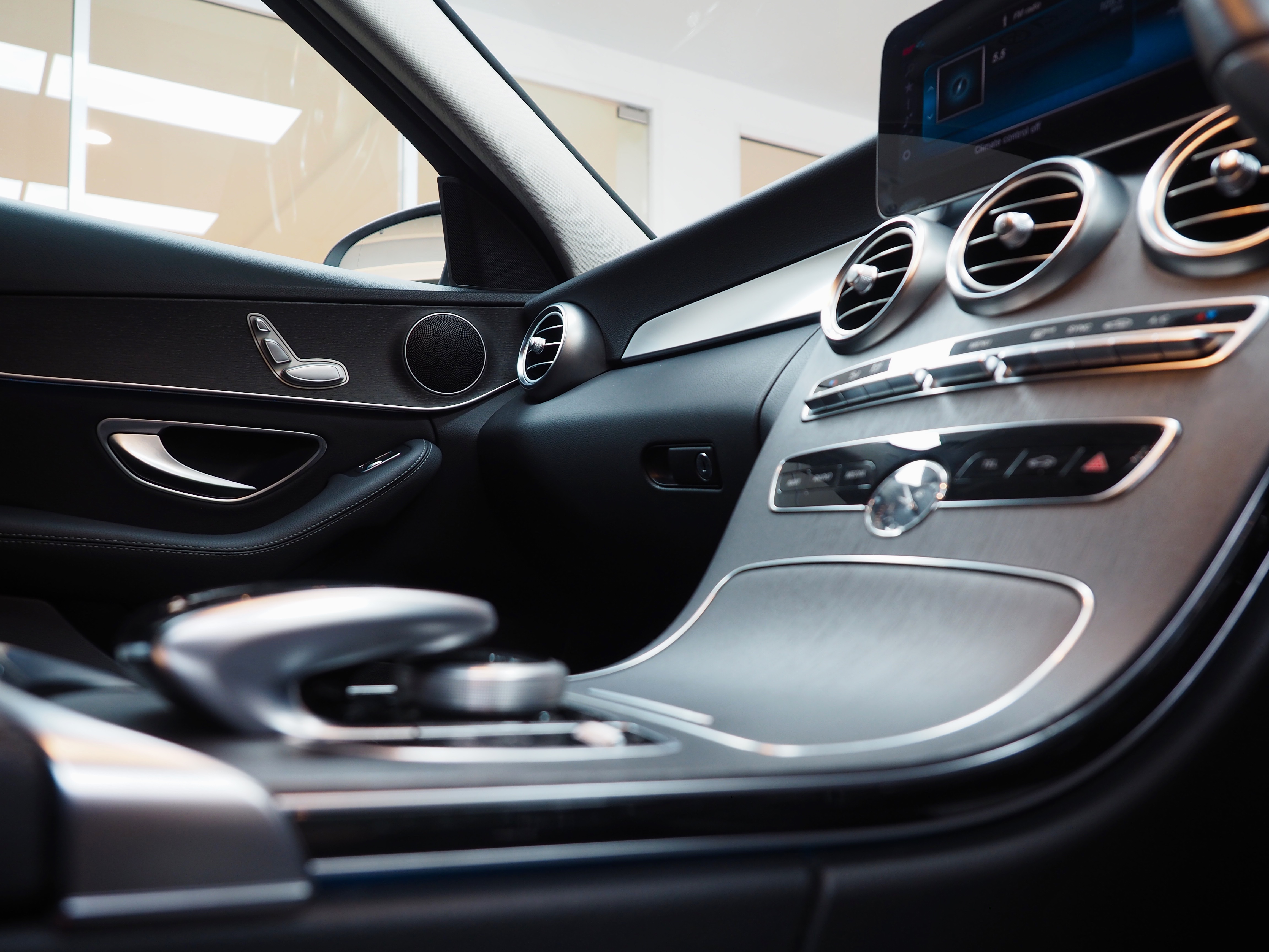 จองแล้ว C220d Avantgarde W205