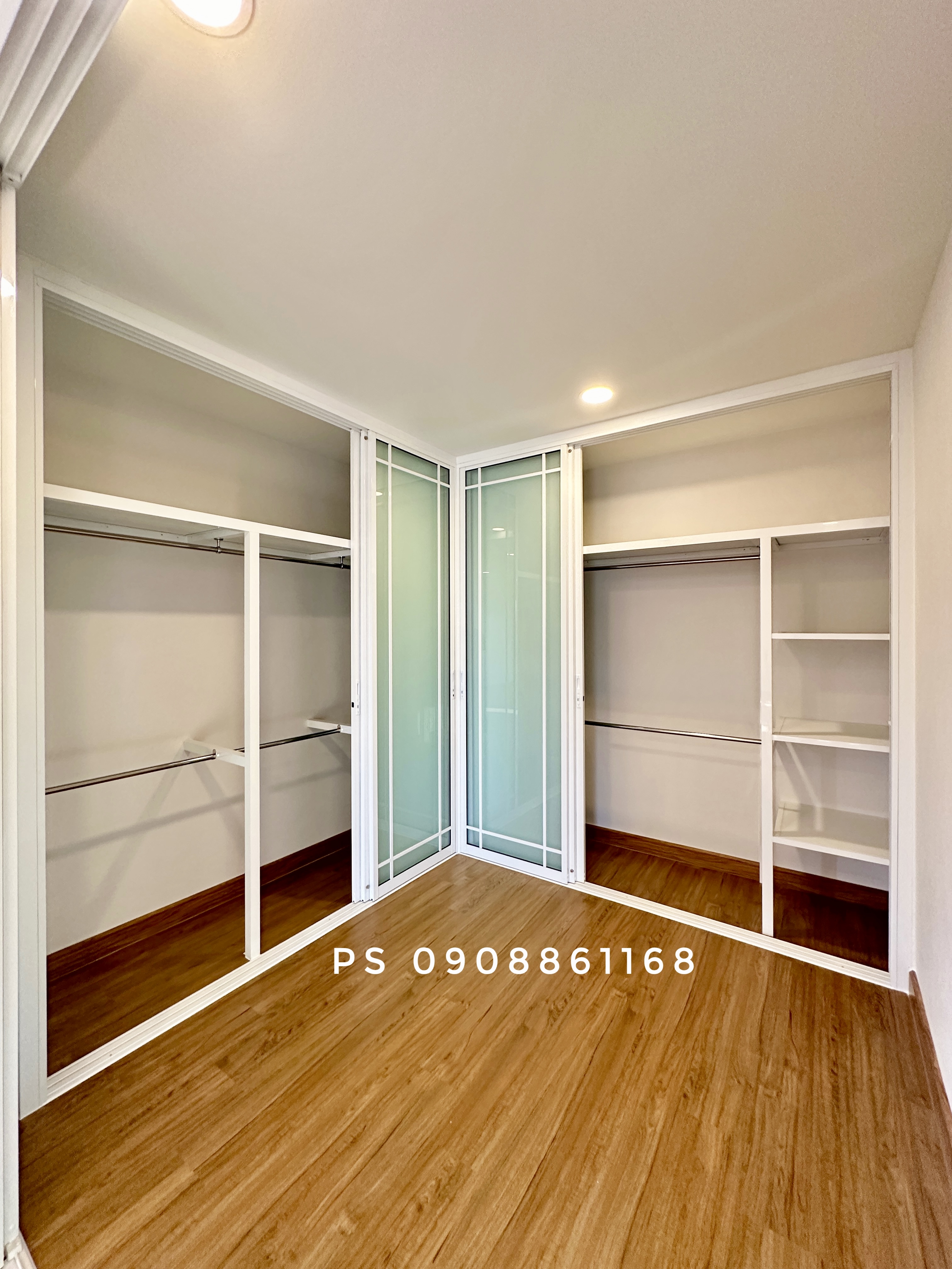 กั้นห้องwalkinclosetพร้อมบิ้วอินตู้เสื้อผ้าเข้ามุมอลูมิเนียมสีขาวกระจกฝ้าคาดลายลูกฟัก