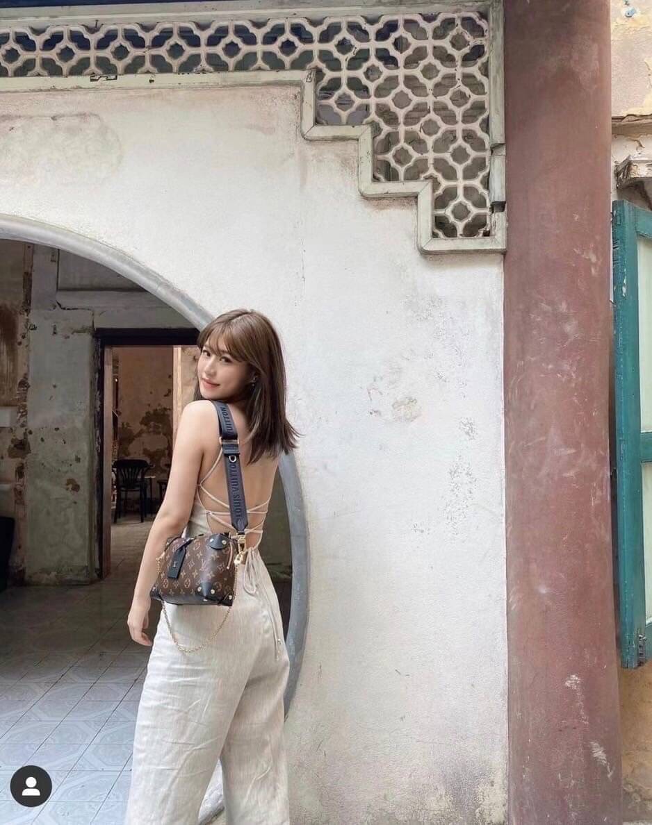 จั้มสูทขายาวสีขาว