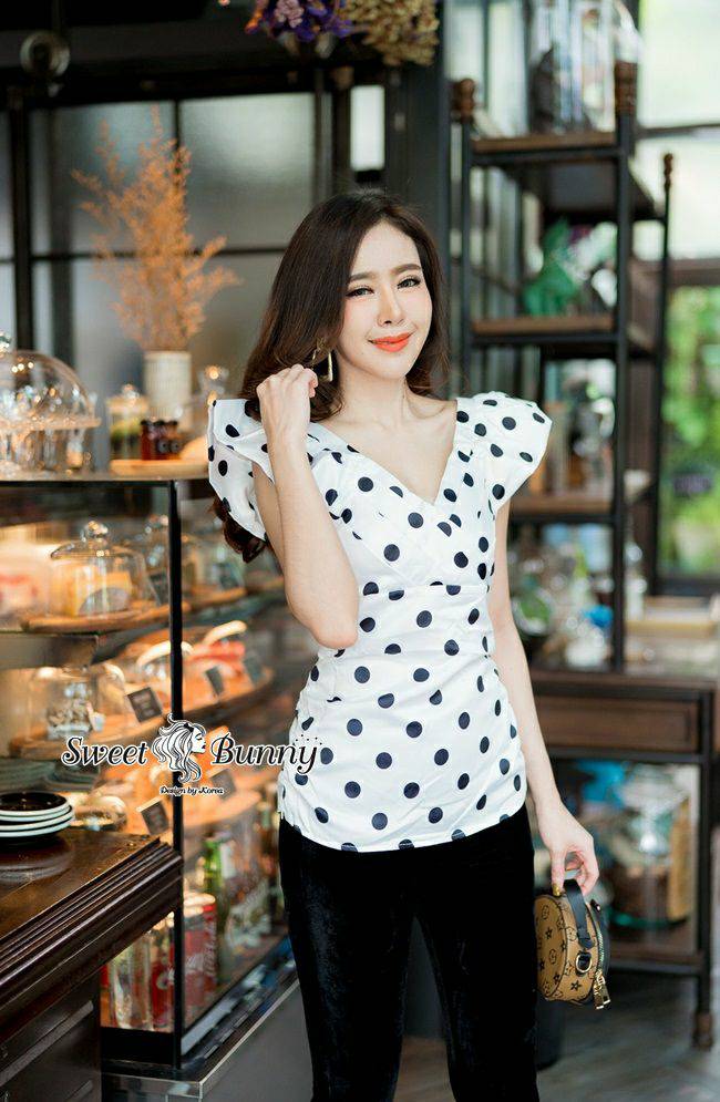 เสื้อคอวีป้ายอกเฉียงข้าง แขนระบาย