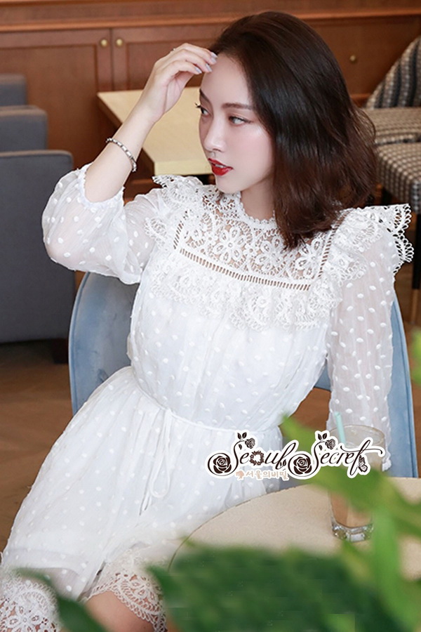 จั้มสูทขาสั้นเนื้อผ้าชีฟองสีขาวเป็นผ้าเนื้อโปร่ง