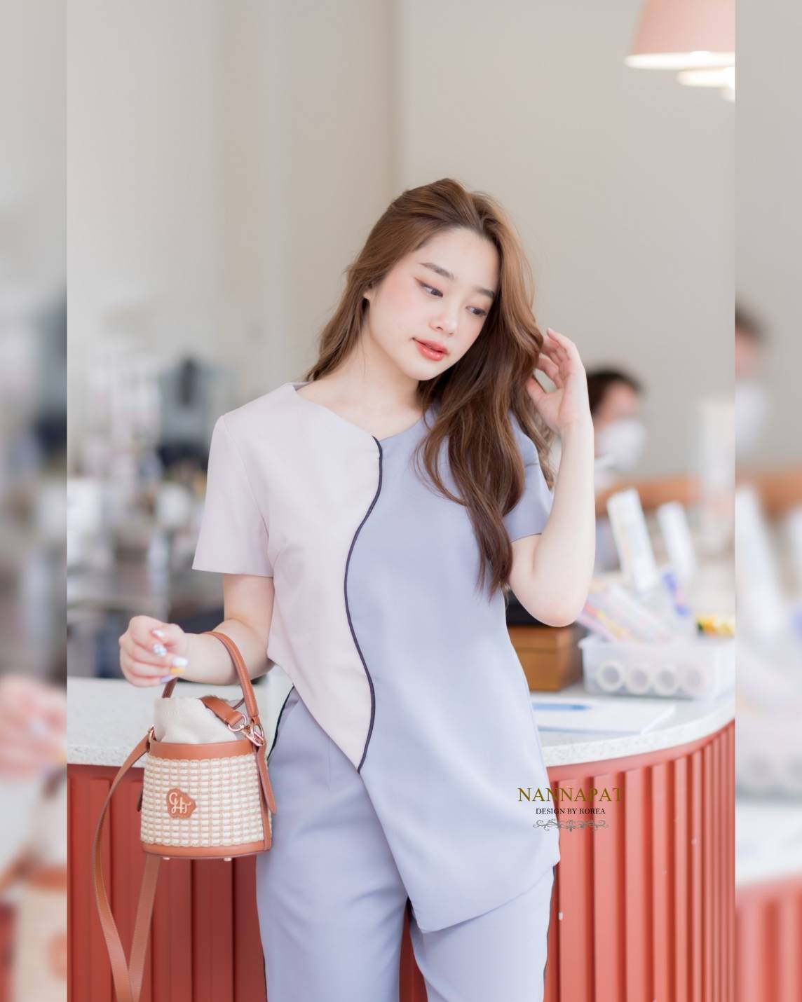 เสื้อทูโทนตัดเส้นดำ ซิปหลัง
