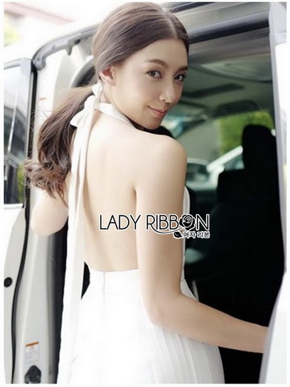 จัมป์สูทสีขาวทรงผูกคอตกแต่งผ้าพลีต