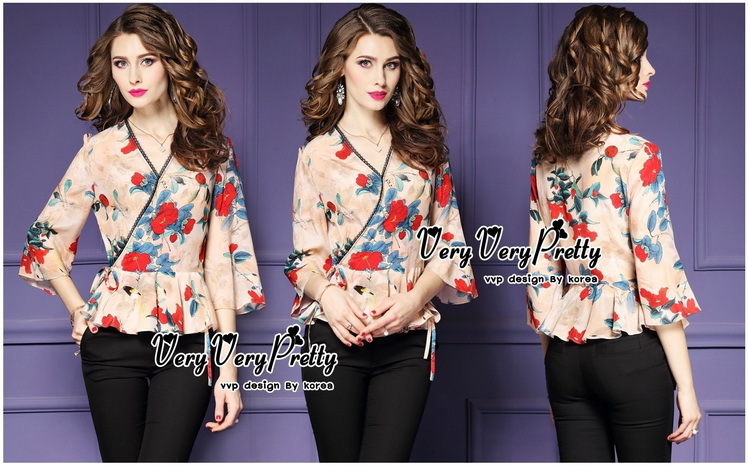 เสื้อครอปปลายระบายทรงแขนบานคอวี