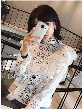 Laser-Cut Cotton Blouse เสื้อผ้าคอตตอนสีขาว