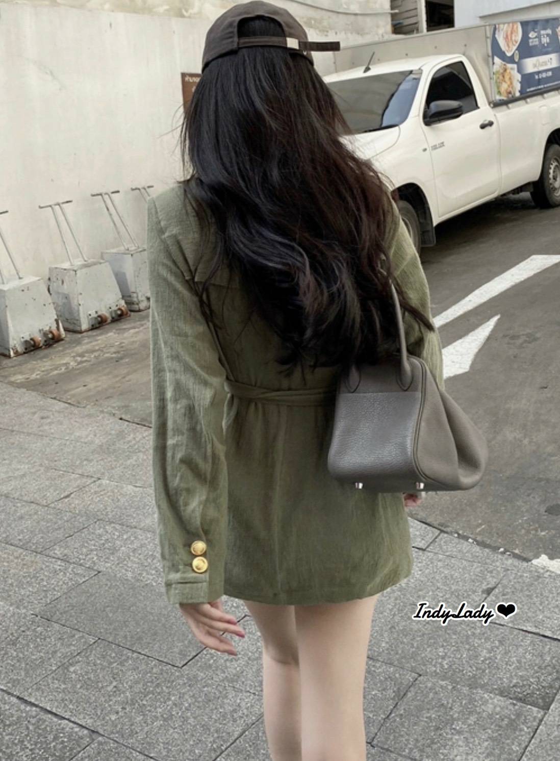 เสื้อเชิ้ตคอปกแต่งกระดุมทอง