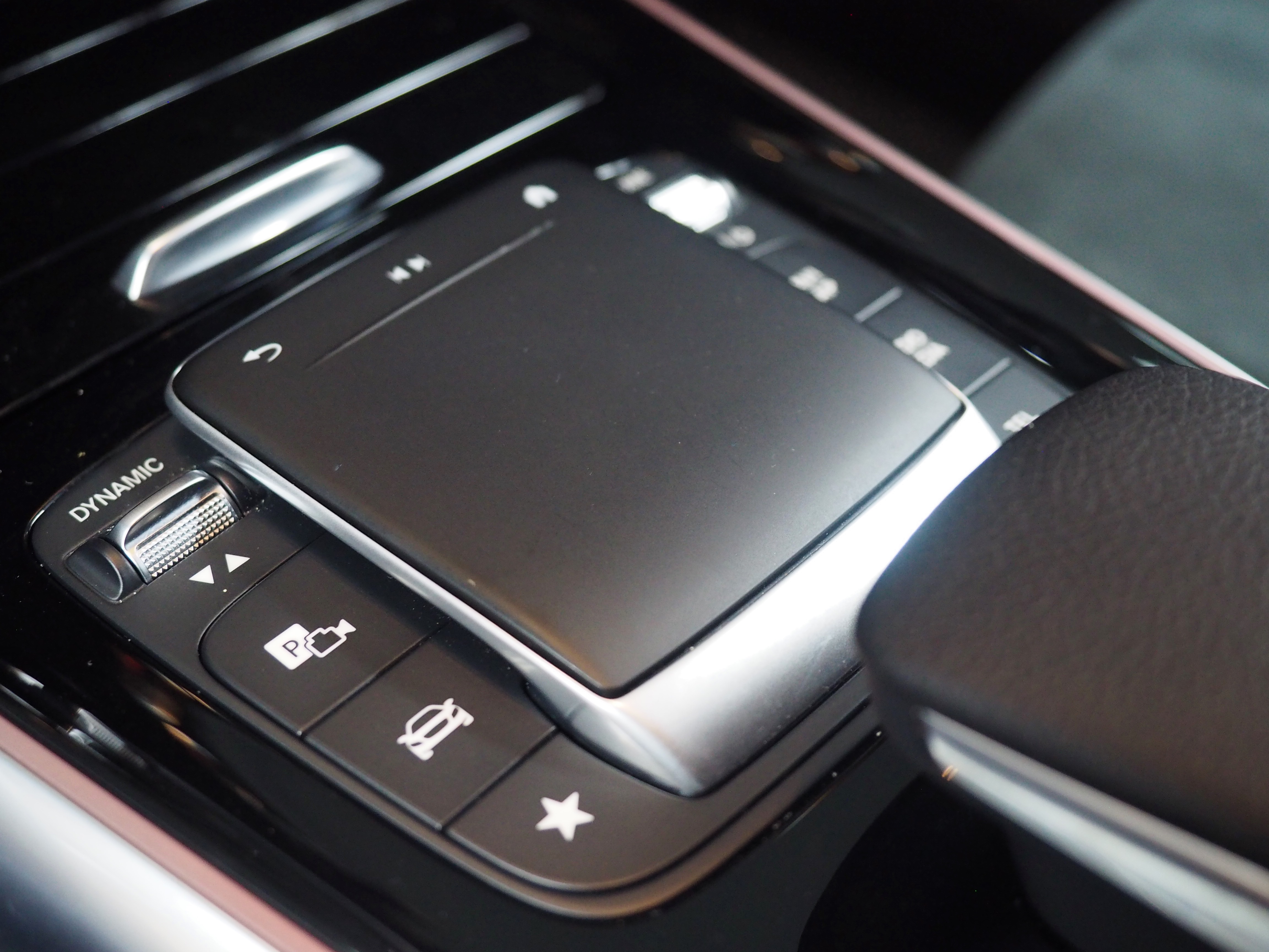 จองแล้ว GLA200 AMG Dynamic W247