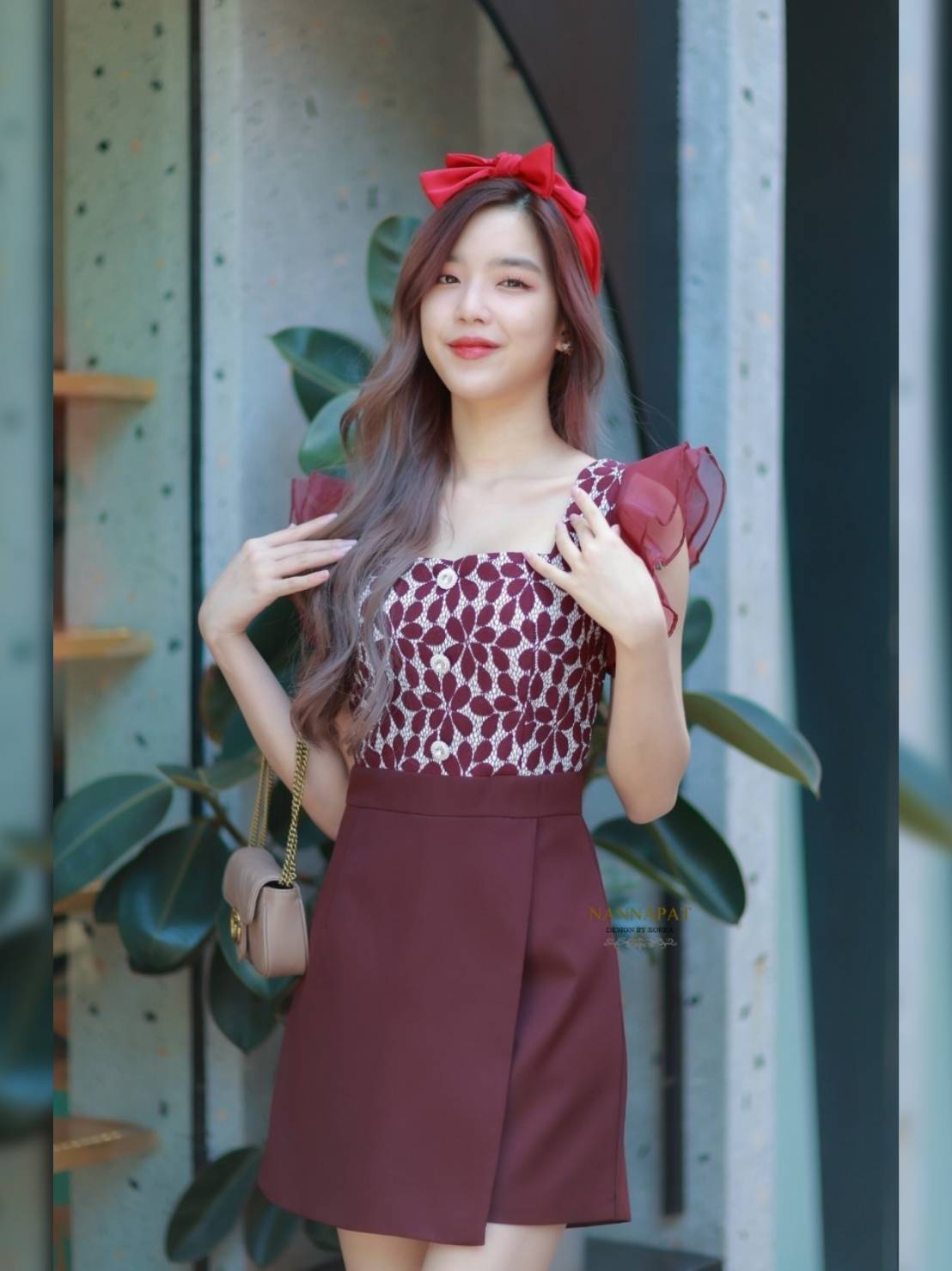 เพลสูทสีแดงแขนระบาย แต่งกระดุมเพชร