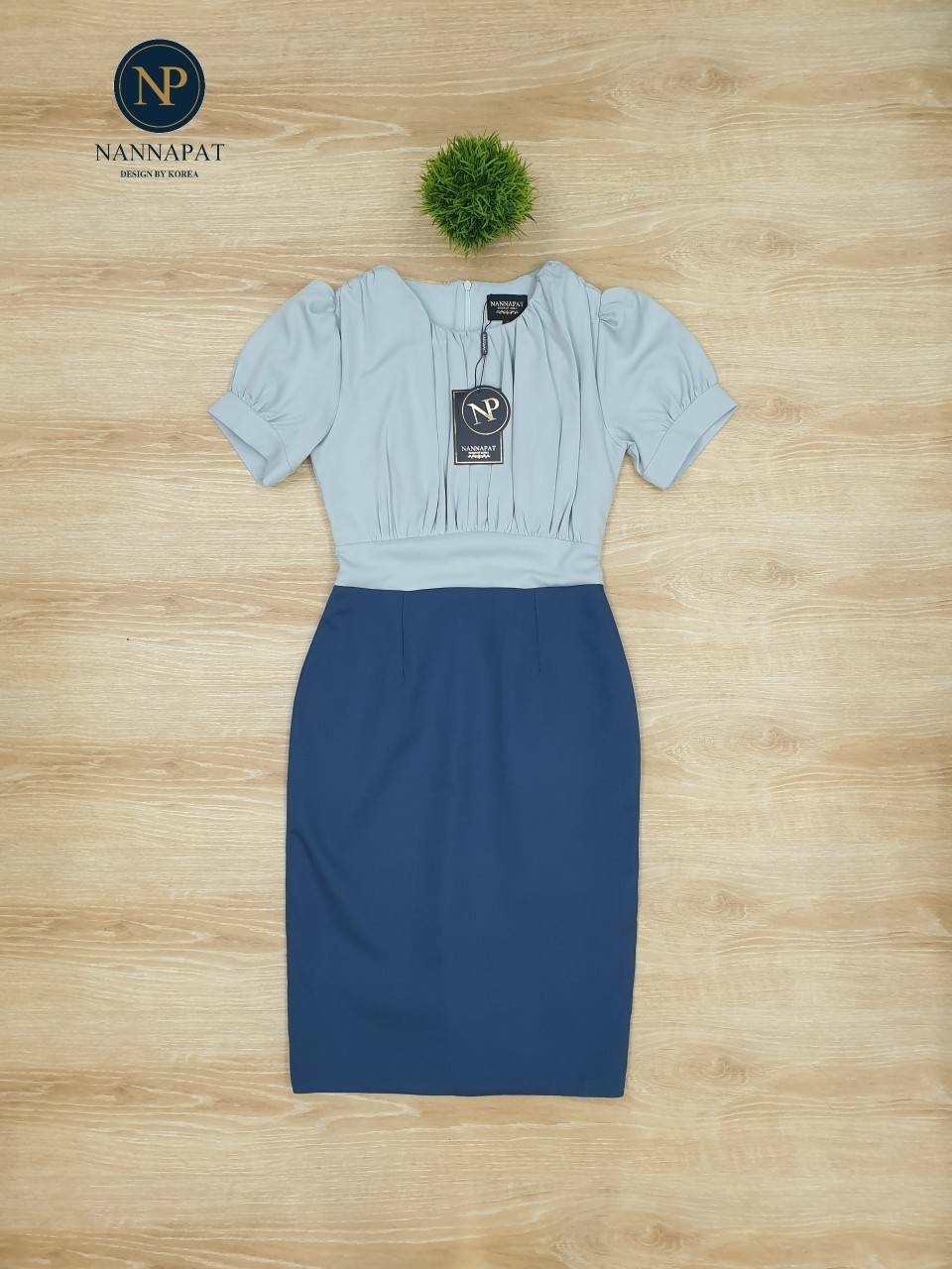 ชุดเดรสตัวกระโปรงผ่าหลัง