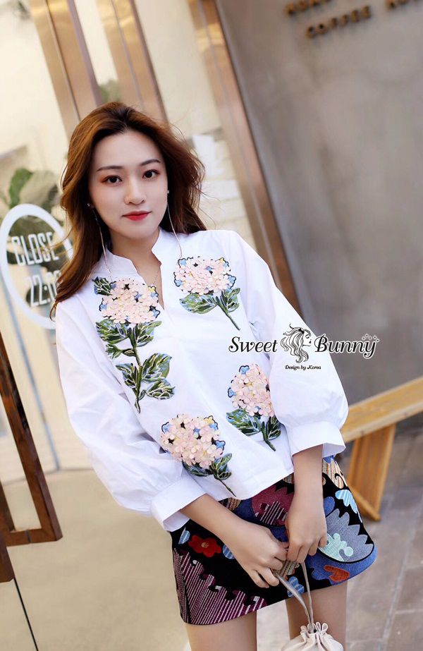 เสื้อเชิ้ตคอจีน ผ่าหน้าทรงคอวีนิดๆ แขนยาวทรงพองๆ