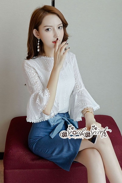 เสื้อทรงสามส่วนต่อชายแขนเป็นทรงระบายๆแขนกระดิ่ง
