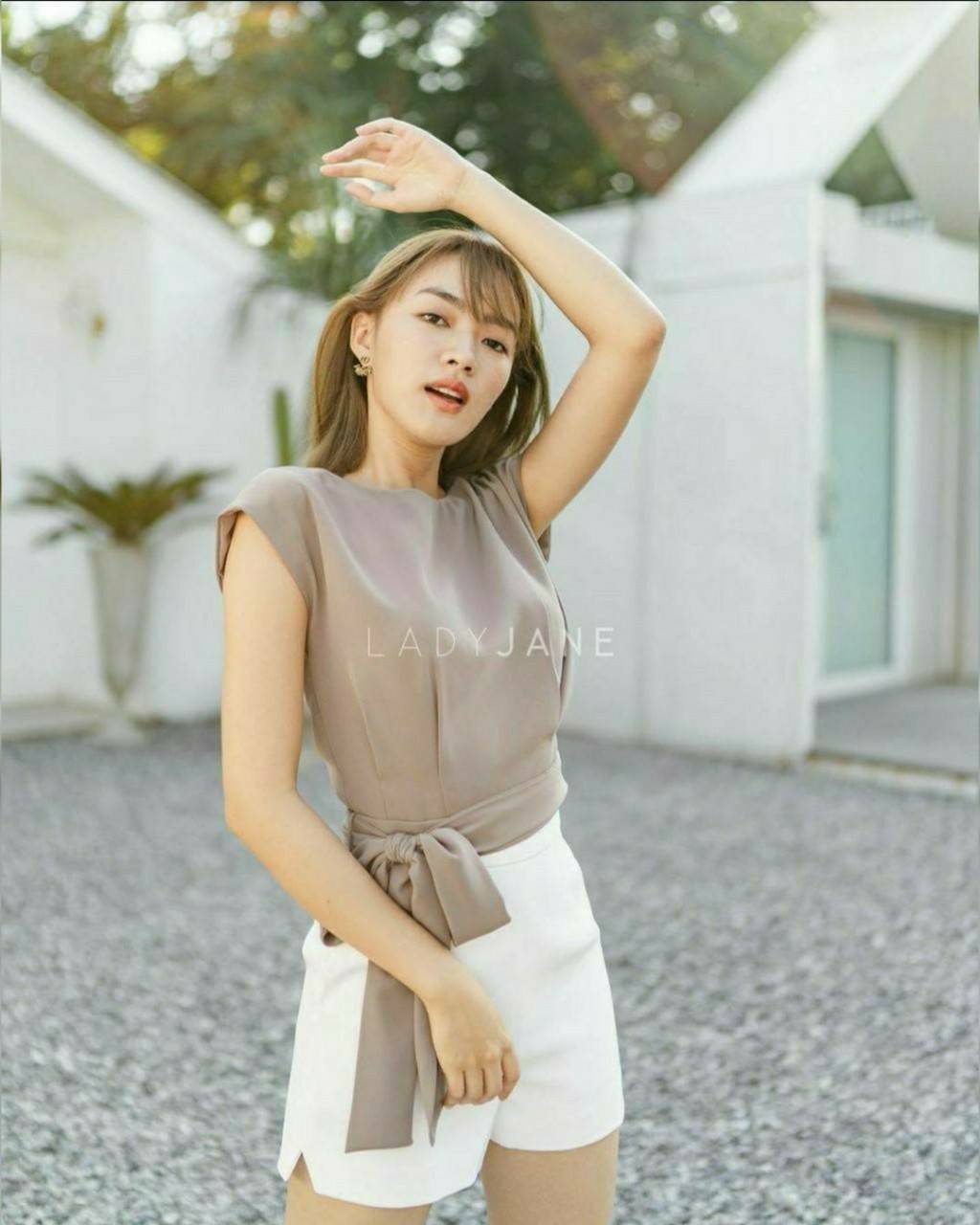 เสื้อแขนกุด ซิปหลัง จับจีบหน้า กางเกงมีกระเป๋าข้าง