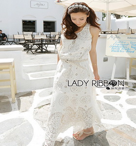White Lady Ribbon แม็กซี่เดรสลูกไม้ฉลุลายดอกไม้สีขาวครีม