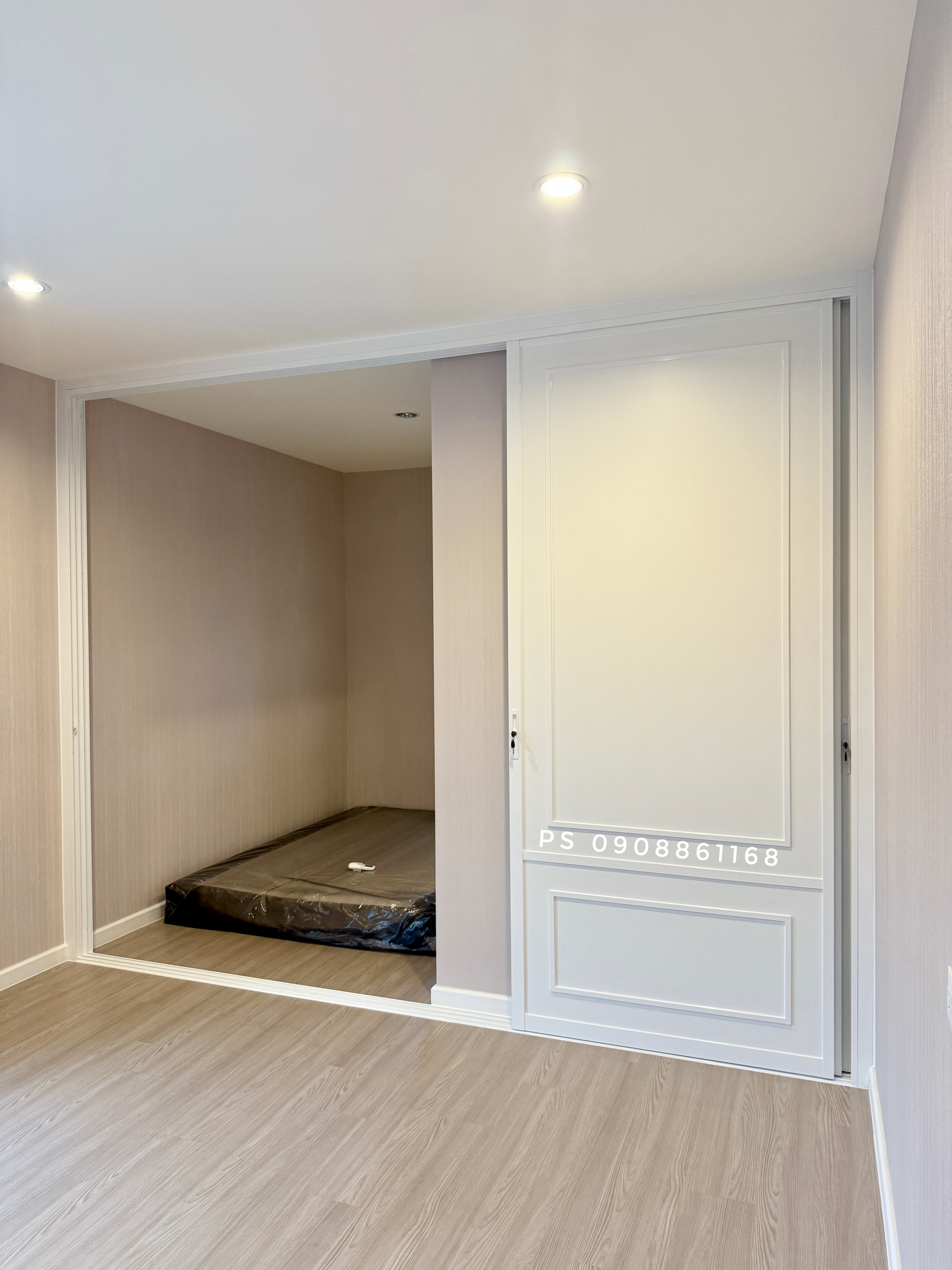 กั้นห้องนอนเสริมฮวงจุ้ยด้วยประตูบานเลื่อนอลูมิเนียมสีขาวแผ่นไม้สีขาวเลื่อนได้อิสระสวยโมเดิร์น