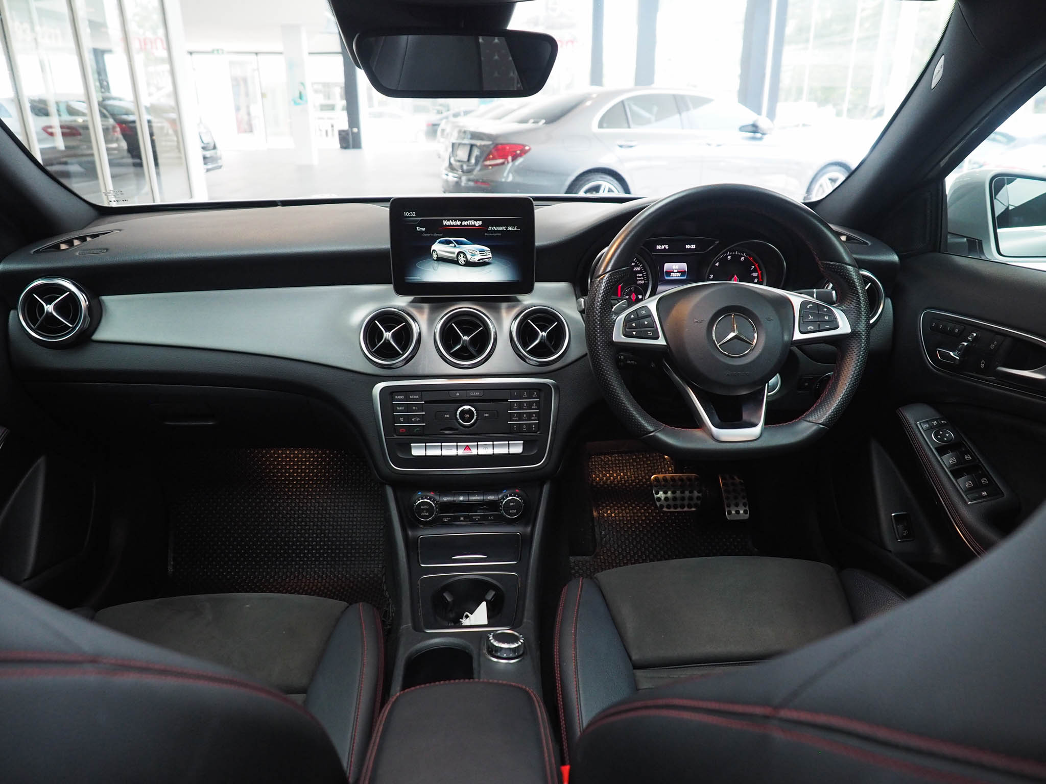 จองแล้ว GLA250 AMG Dynamic W156