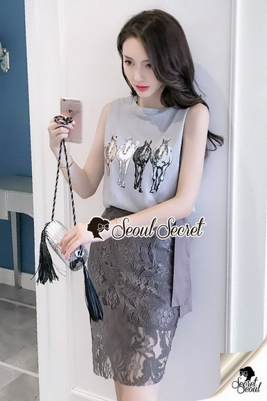 เสื้อสีเทาพร้อมกระโปงสีเทาเฉียง