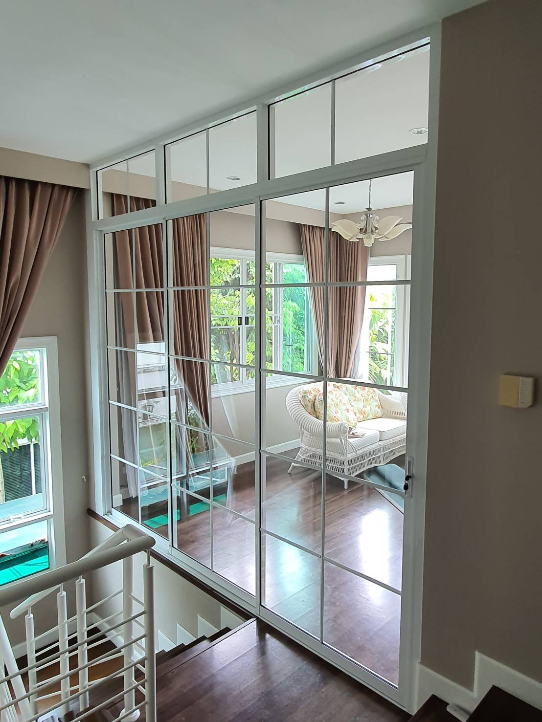 กั้นห้องหน้าบันไดด้วยประตูบานเลื่อนอลูมิเนียมสีขาวกระจกใสสไตล์ยุโรป