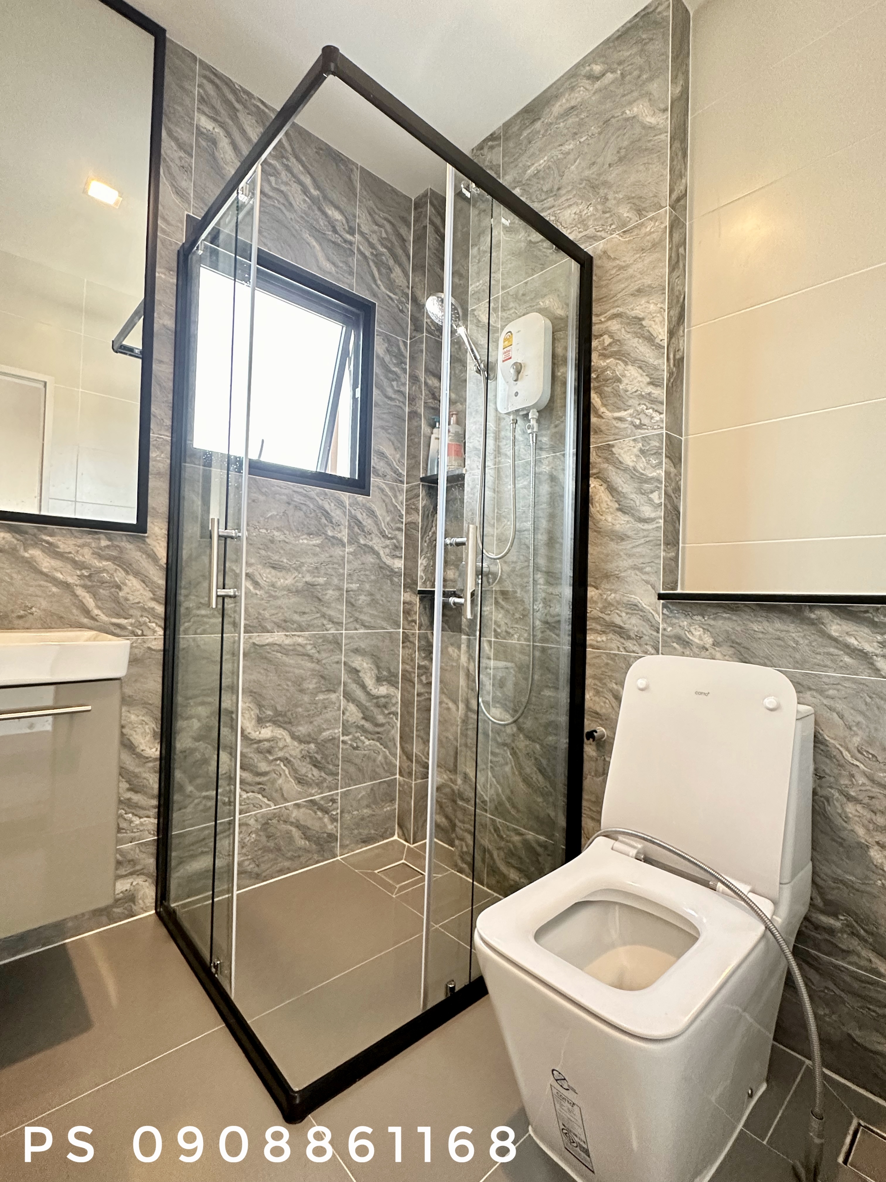 กั้นแบ่งส่วนเปียกแห้งในห้องน้ำเข้ามุมด้วยประตูบานเลื่อนอลูมิเนียมสีดำกระจกเทมเปอร์ใส