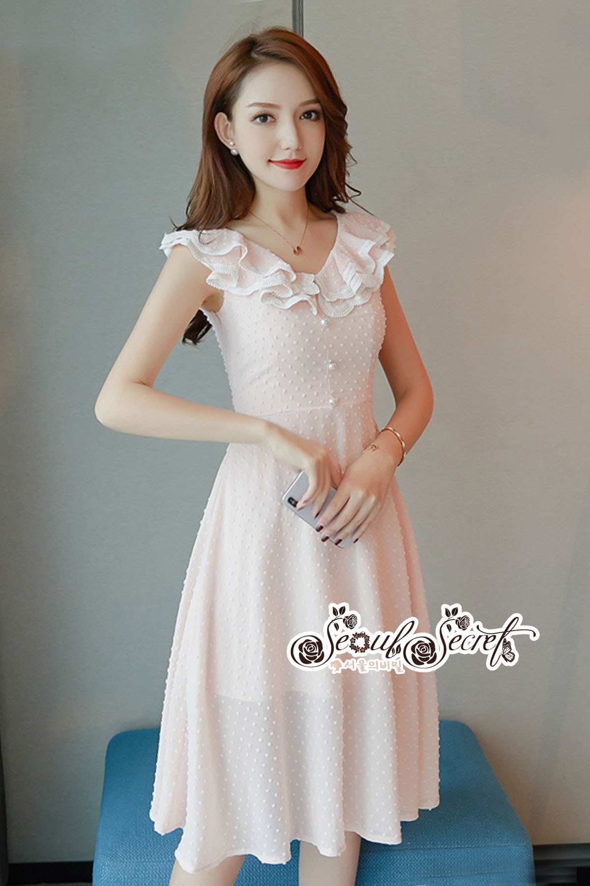 เดรสตัวยาว ทรงเสื้อคอวีกว้างเป็นทรงแขนล้ำ