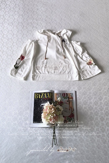 เสื้อเนื้อผ้าโฟรเวย์โทนสีขาวออฟไวท์