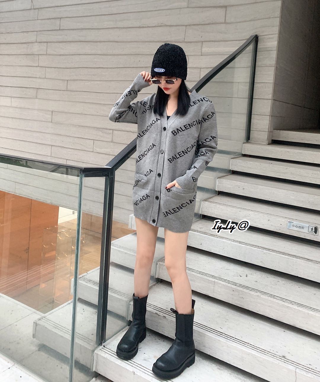 ผ้าไหมพรมคอวี กระดุมหน้า