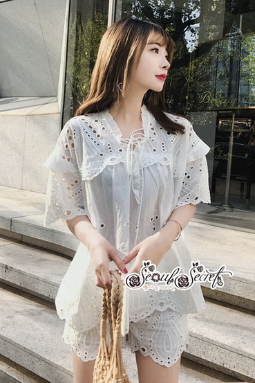 เสื้อผ้าทรงคอวีลึกมีเชือกผูกโบว์