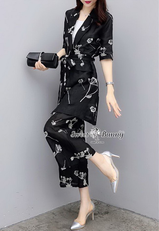 เสื้อทรงสูท ผ้าพื้นสีดำพิทพ์ลายดอกไม้สีขาว